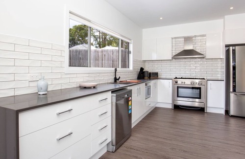 Basin View House | Scribbly Gum - Pet Friendly - 15 Mins Drive to Hyams Beach