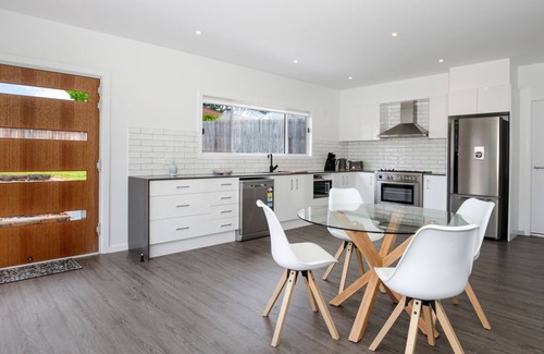 Basin View House | Scribbly Gum - Pet Friendly - 15 Mins Drive to Hyams Beach
