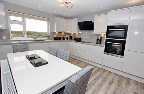Homore Cottage | SEA BREEZE, family friendly, with a garden in Creagorry