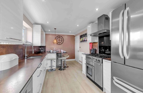 Peacehaven House | Sea Downs House with Free Parking | By My Getaways