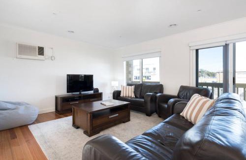 Dromana House | Sea Quinn Escape - Steps to Dromana Beach and Dining