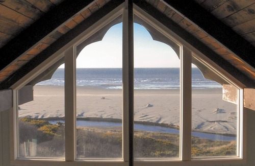 Bandon House | Sea Stacks: Ocean front deck with great views and beach access