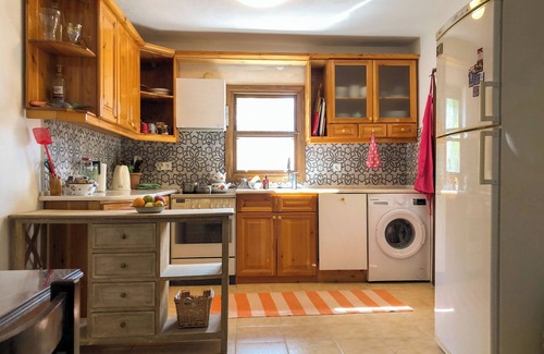 Koyunbaba House | Sea, sunset view, walk to the beach, 2-bedroom house in Gumusluk, with WiFi, AC