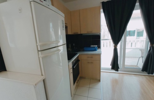Marina Apartment | Sea-view Apartment - Sleeps 4, Parking & Balcony