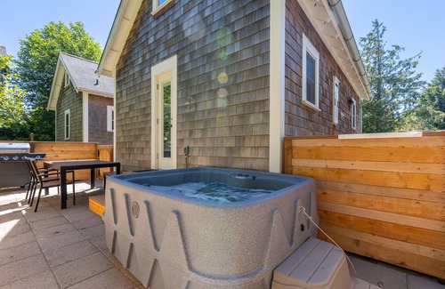 Seabrook Cottage | Seabrook 2 Bedroom cottage with hot tub, pet friendly