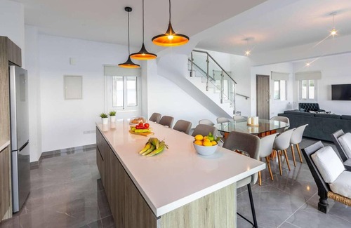 Pachyammos Villa | Seafront villa, infinity pool, stunning Views.