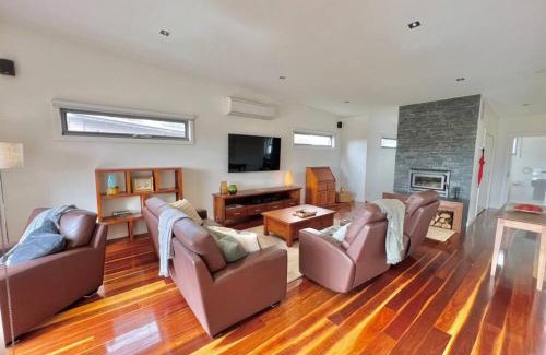 Apollo Bay House | Seamount - Apollo Bay. Dogs - Wood Fire - Spa
