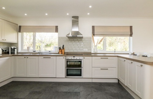 Trenance House | SEAPORT LODGE, pet friendly, country holiday cottage in Mawgan Porth