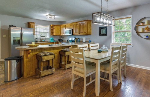Searcy Cabin | Searcy Vacation Rental w/Deck & Water Views!