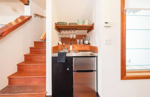 El Granada Villa | Seaside Art Gallery Loft: Inspire Your Creativity with Breathtaking Views!