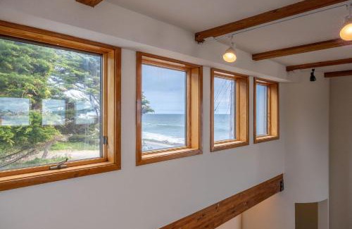 El Granada Villa | Seaside Art Gallery Loft Inspire Your Creativity with Breathtaking Views!