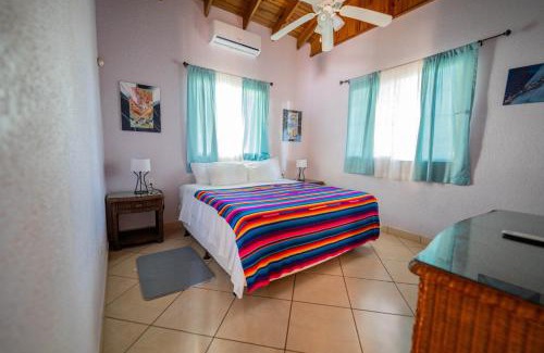 Antoneys Cay Bed & Breakfast | Seaside Inn Roatan