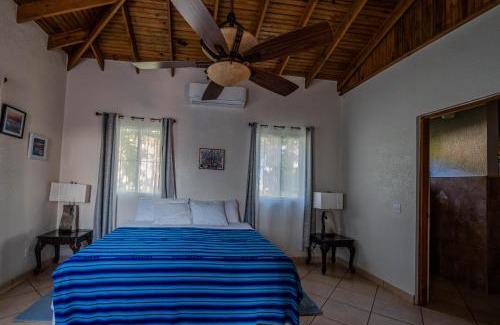Antoneys Cay Bed & Breakfast | Seaside Inn Roatan