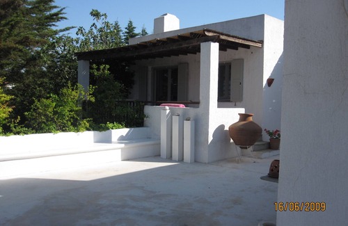 Chalcis House | Seaside Residences near Athens with pool, basket & tennis court