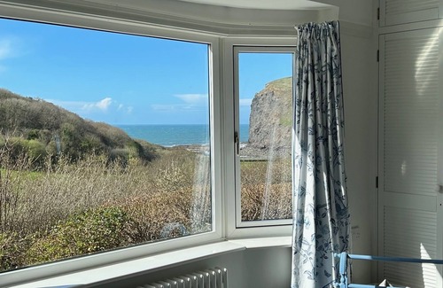 Crackington Haven House | Seaside Retreat, bungalow with sea views, 5 min walk sandy, surfing beach.