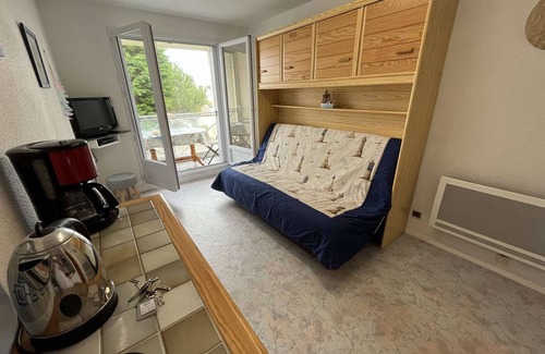 Travo Apartment | Seaside Studio with Balcony, Private Garage, 1km to Shops, Ideal for Couples