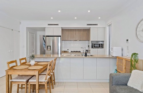 Halls Head House | Seaside Stay | 3BR | Fire Pit | opposite Cafe | Sleeps 8 | dog friendly | beach