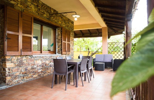 Case Peschiera-Lu Fraili House | Seaside villa surrounded by a lovely garden