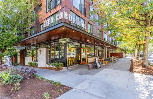 Mann Apartment | Seattle Modern and Stylish Penthouse Apartment (Wifi, Pet Friendly, Rooftop)