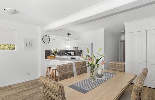 Denhams Beach Apartment | Seaview by the Cliff