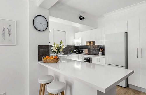 Denhams Beach Apartment | Seaview by the Cliff