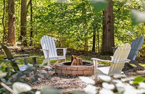 White Bluff House | Secluded 10-Acre Retreat, 2 Properties w/in 5 min walk of each other - Sleeps 14