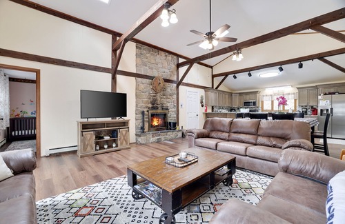 Effort House | Secluded 4 BR-Heated Pool/Hot Tub/Game Room/Fishing Pond/Huge Deck/Fire Pit!