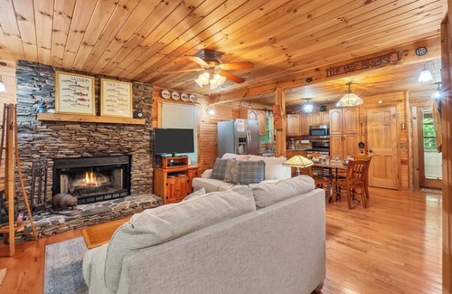 Townsend Cabin | SECLUDED♤Bonfire pit♤2 bdrm/2bath♤Pet friendly