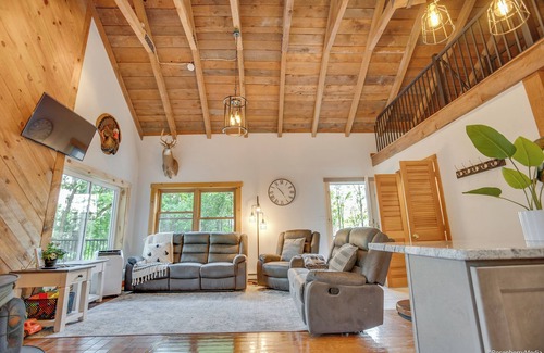 Warfordsburg Cabin | Secluded Cabin in the Woods with Hot Tub & Large Deck