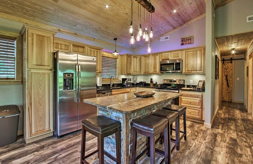 Pigeon Forge Cabin | Secluded Cabin w/Hot Tub, 3 Mi to Pigeon Forge!