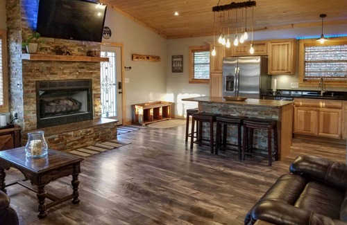 Pigeon Forge Cabin | Secluded Cabin w/Hot Tub, 3 Mi to Pigeon Forge!