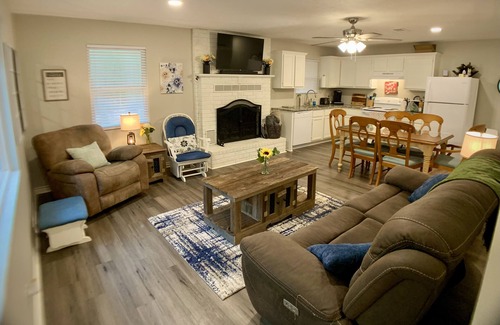 Hillister Cottage | Secluded Cottage with Lake and Park Access - Limo Golf Cart, Boat, and Hot Tub!