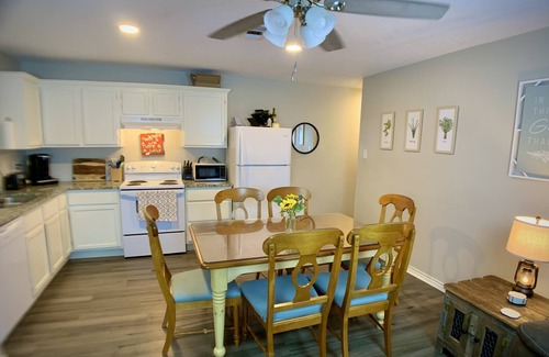 Hillister Cottage | Secluded Cottage with Lake and Park Access - Limo Golf Cart, Boat, and Hot Tub!