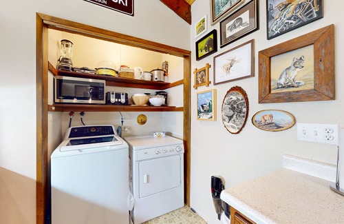 Mount Hood Village Cabin | Secluded dog-friendly cabin with two fireplaces, washer/dryer, deck & firepit