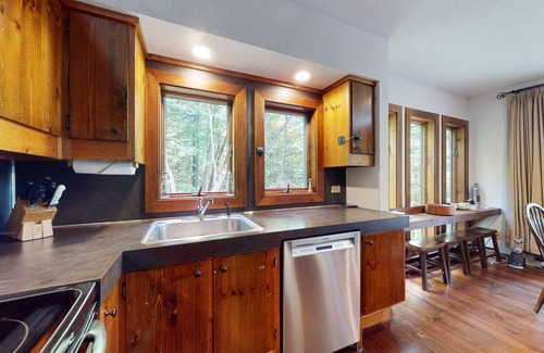 Plymouth House | Secluded dog-friendly home amongst the trees with sauna, Wii, & 2 scenic decks