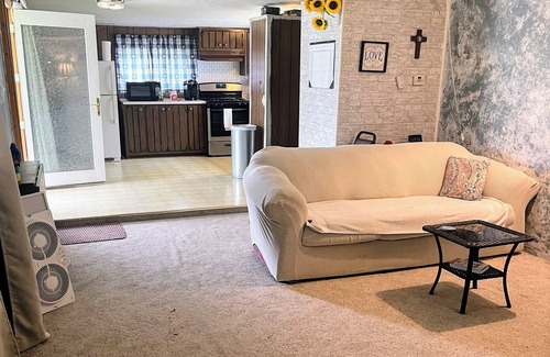 Hatley House | Secluded hideaway on 1 acre . Relax, hot tub, Wi-Fi. Pet friendly.