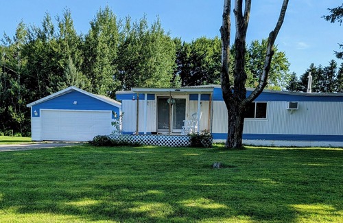Hatley House | Secluded hideaway on 1 acre . Relax, hot tub, Wi-Fi. Pet friendly.