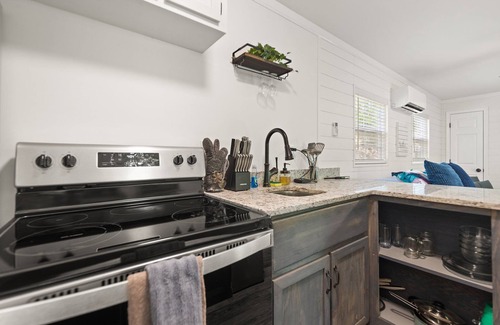 Stanton Cabin | Secluded, Hot Tub, pet friendly, Sleeps 2, Minutes from Red River Gorge