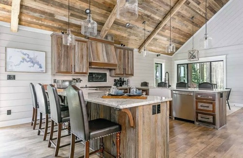 Farmerville House | Secluded Luxury Lake House on Lake D'arbonne: Firepit, Kayaks & More