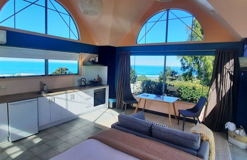 Okitu Apartment | Secluded Oceanview Chalet with Floor-to-Ceiling Windows - Your Serene Escape.n