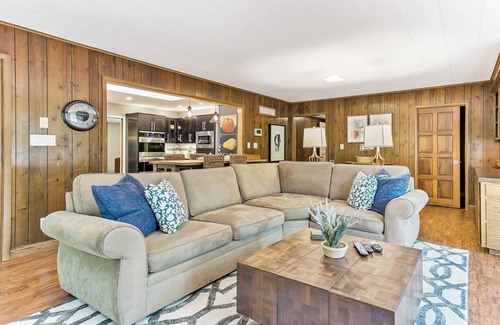 Pullman House | Secluded Riverfront Getaway