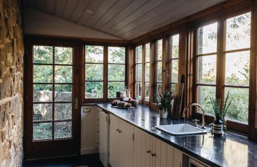 Basket Range House | Secluded Stone Cottage perfect for Couples Escape - Waterfalls