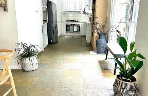 Mount Dandenong House | Secluded Villa with Lush Gardens, Spa & Fireplace