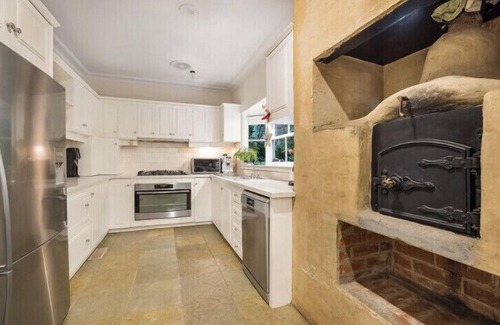 Mount Dandenong House | Secluded Villa with Lush Gardens, Spa & Fireplace