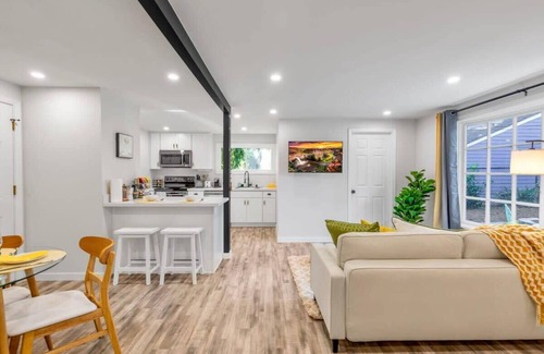 Hillwood House | Secret & Cozy Renovated Cottage Near Costco, I99
