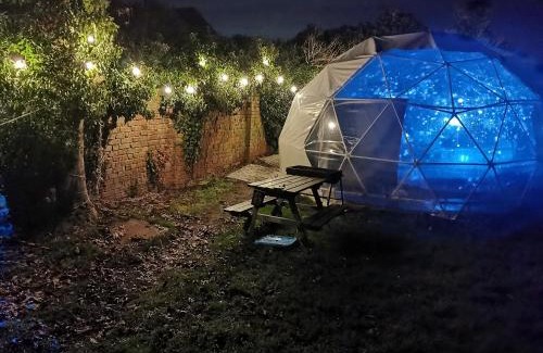 Market Rasen Apartment | Secret Heated Dome, Hot Tub,Firepit Projector in Lincoln