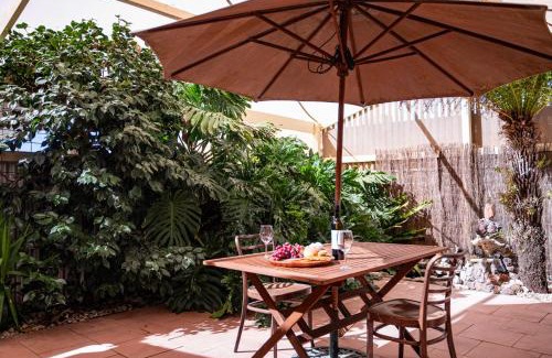 Swan Hill House | Seednest Game room & TropGarden