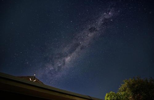 Swan Hill House | Seednest Game room & TropGarden