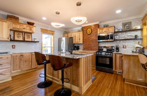 Front Park Apartment | Seeing is Billieving! Look at this luxury 2BR