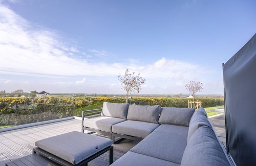 Llangefni Cottage | Seiriol Lodge - sleeps 4 guests in 1 bedroom